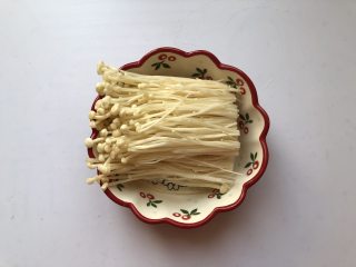 5、泡菜五花肉,金针菇洗净切掉前半部分