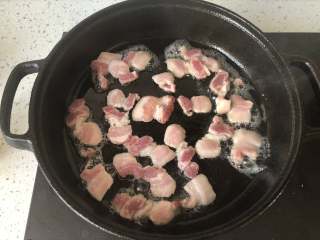 6、泡菜五花肉,热锅热油放入五花肉片小火慢煎