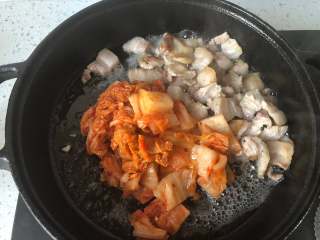 8、泡菜五花肉,肉片煎好后放入泡菜炒匀