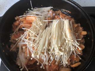 9、泡菜五花肉,加入金针菇炒匀