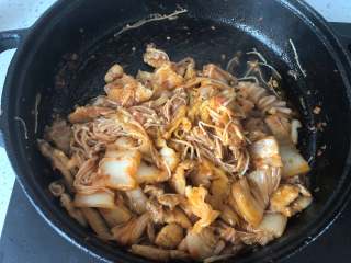 10、泡菜五花肉,加入食盐和白糖炒匀后关火