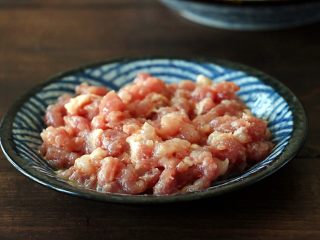 3、超下饭之红三剁,肉馅儿中加入水淀粉，再放少许油抓匀，这样处理后肉会非常嫩口。