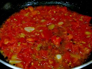 8、超下饭之红三剁,把西红柿的红油炒出来。