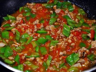 11、超下饭之红三剁,倒入炒好的肉末，加少许盐调味儿，炒匀即可出锅。