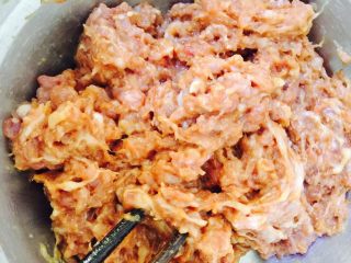 3、茄汁肉沫酿豆腐,往肉沫里加入油3g、酱油9g、鸡粉2g、玉米淀粉3g、老抽2g顺一个方向搅拌均匀，腌制30分钟