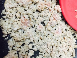 4、茄汁肉沫酿豆腐,30分钟后把肉放锅里中火快速翻炒至7成熟，捞起备用