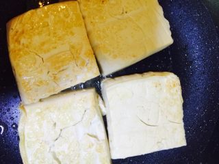 7、茄汁肉沫酿豆腐,等两面都煎至金黄后倒入之前炒至7成熟的肉沫