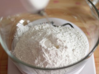 1、网红猪猪汤圆/花纹汤圆,水磨糯米粉。倒入开水。用筷子拌匀