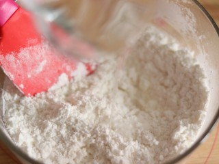 2、网红猪猪汤圆/花纹汤圆,再倒入凉水,凉水的量可以先不要一次性倒完。