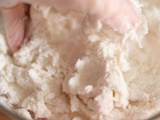 3、网红猪猪汤圆/花纹汤圆,用手和面,感觉是否需要再加水,调整好软硬度。