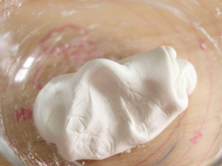 4、网红猪猪汤圆/花纹汤圆,面团不粘盆地,软硬度类似耳垂的软硬。