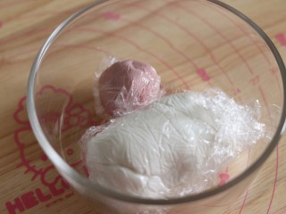 5、网红猪猪汤圆/花纹汤圆,取一小部分加入红曲粉,揉匀成红色面团,和极小一部分做黑色面团,都覆盖保鲜膜。