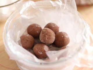 6、网红猪猪汤圆/花纹汤圆,豆沙馅提前准备好,一个约12克。冷冻到硬。