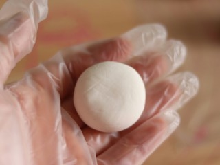 7、网红猪猪汤圆/花纹汤圆,取一块白色面团约18克。搓圆,放里稍微压扁