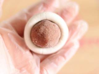 9、网红猪猪汤圆/花纹汤圆,放入红豆沙馅。