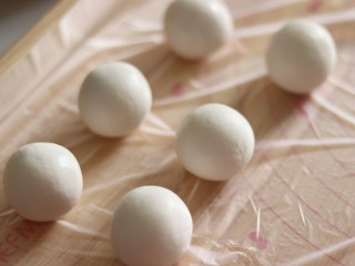 11、网红猪猪汤圆/花纹汤圆,豆沙汤圆就完成了。