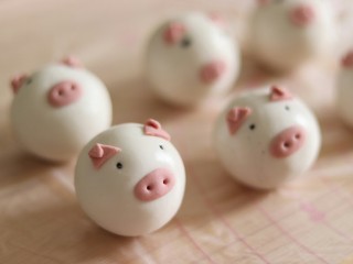 13、网红猪猪汤圆/花纹汤圆,安装好鼻子眼睛,嘴巴即可。猪猪汤圆就完成了。