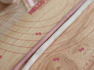 14、网红猪猪汤圆/花纹汤圆,剩余的俩个面团,搓长条。