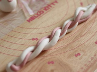 15、网红猪猪汤圆/花纹汤圆,按着一边搓成麻花装,对折2次。。