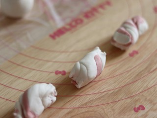 16、网红猪猪汤圆/花纹汤圆,分成约18克一个的面团,包入红豆沙即可。