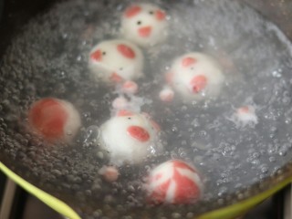 18、网红猪猪汤圆/花纹汤圆,水开,煮汤圆。