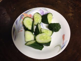 1、田园沙拉,黄瓜洗净切滚刀块