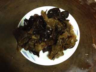 2、田园沙拉,黑木耳泡发洗净