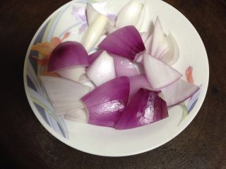 3、田园沙拉,洋葱切块