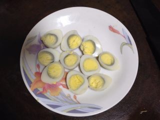 5、田园沙拉,五香鹌鹑蛋对半切开