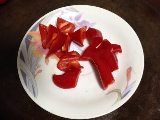 6、田园沙拉,红椒切象眼块