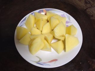 8、田园沙拉,土豆去皮切滚刀块
