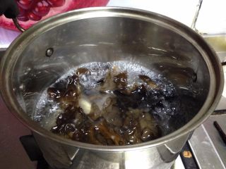 9、田园沙拉,锅内加水加盐烧开倒入木耳煮至断生捞出过凉