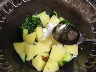 12、田园沙拉,加入土豆块加入糖、苹果醋拌匀腌5分钟