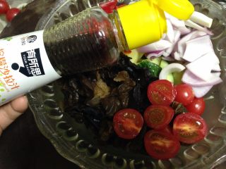 13、田园沙拉,加入剩余的食材，加入柠檬沙拉汁拌匀