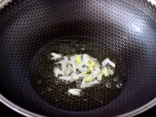 3、冬至美食~番茄青菜牛肉面,锅烧热后倒入花生油烧热,爆香葱花。