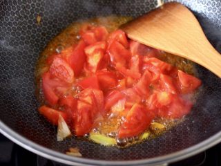 4、冬至美食~番茄青菜牛肉面,这个时候加入番茄块,大火快速翻炒片刻。