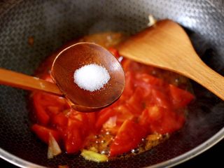 6、冬至美食~番茄青菜牛肉面,再根据个人口味,加入适量的盐调味。