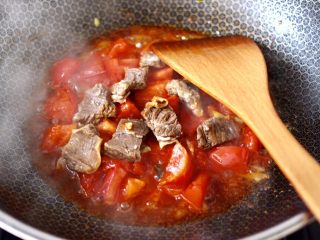 8、冬至美食~番茄青菜牛肉面,大火继续快速翻炒均匀,加入牛肉块。