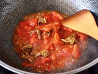 9、冬至美食~番茄青菜牛肉面,大火继续翻炒1分钟左右后。