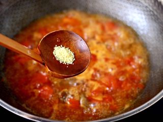 11、冬至美食~番茄青菜牛肉面,加入鸡精调味。