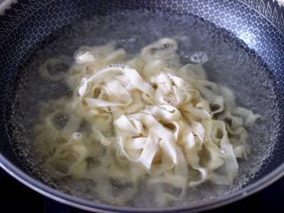 14、冬至美食~番茄青菜牛肉面,把新鲜碱面放入锅中,大火煮至2分钟左右后,看见面条变得透明时关火。