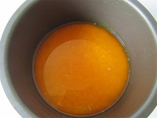 2、好看的蛋炒饭炼成记,把泡好的水过滤干净，和平常煮米饭一样水量，用栀子花水代替水即可