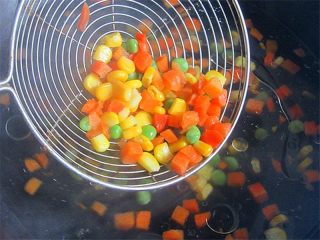 5、好看的蛋炒饭炼成记,玉米、青豆、胡萝卜在开水锅里加几滴油焯水烫一下
