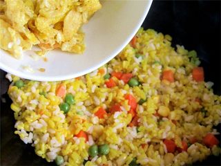 9、好看的蛋炒饭炼成记,倒入胡萝卜丁、青豆、鸡蛋等