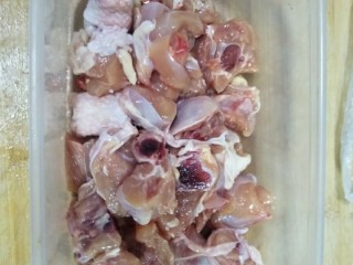 3、麻辣土豆鸡块,鸡腿切成块冷水浸泡去血水