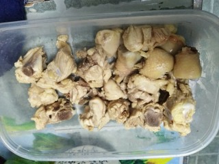 5、麻辣土豆鸡块,去浮沫,清水洗干净