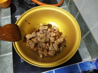 7、麻辣土豆鸡块,炒出香味加入鸡肉继续翻炒2分钟