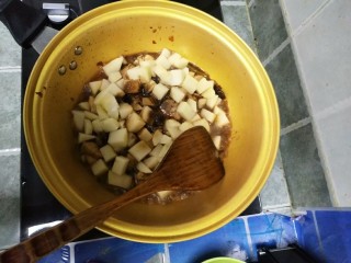 9、麻辣土豆鸡块,加入生抽,老抽,白糖翻炒均匀