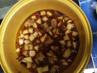 10、麻辣土豆鸡块,锅内加入适量清水没过土豆,大火烧开,小火炖15到20分钟,到土豆绵软即可