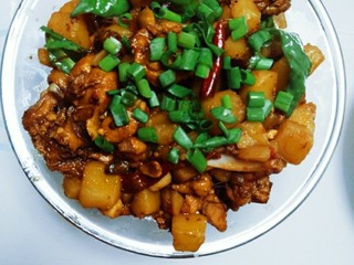 12、麻辣土豆鸡块,洒上葱花,麻辣土豆鸡块就出锅啦。土豆绵软,鸡肉筋道,汤汁配米饭或者面条都是绝配哦